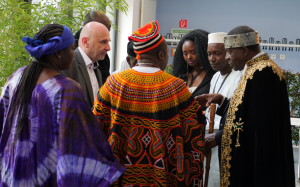 Der Vorsitzende König der Vereinigung aller afrikanischen Könige, seine Majestät Dr. Tchiffi Zié Jean Gervais, auf der Konferenz im Gespräch mit Prof. Dr. Heck 