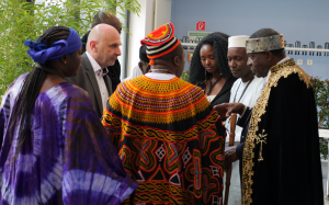 Der Vorsitzende König der Vereinigung aller afrikanischen Könige, seine Majestät Dr. Tchiffi Zié Jean Gervais, auf der Konferenz im Gespräch mit Prof. Dr. Heck