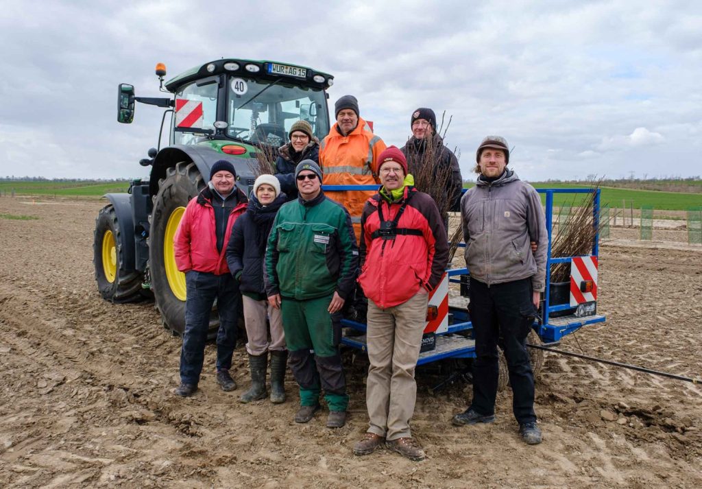 Das Team von IfaS, LIGNOVIS und Agrargenossenschaft Böhlitz am 26. März 2026 vor der beladenen Pflanzmaschine. | Fotos: Frank Wagener/IfaS